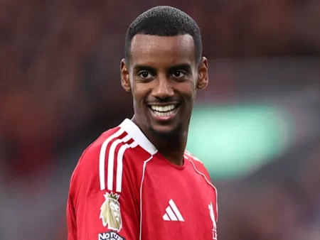 Alexander Isak marca seu primeiro gol pelo Liverpool na Premier League